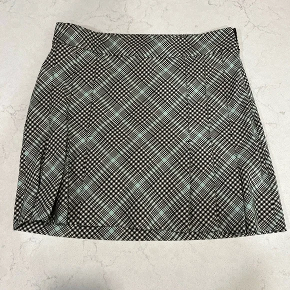 IZOD XFG Womens Size 8 Black Plaid Golf Skort Pleated Side Zipper - Picture 2 of 8